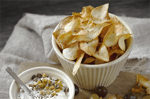 Krosse Pastinaken-Chips mit Ricotta-Oliven-Dip