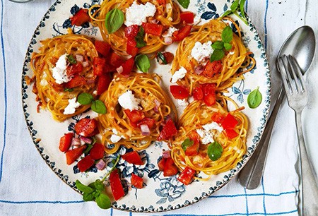 Spaghetti-Nester mit Tomate und Mozarella