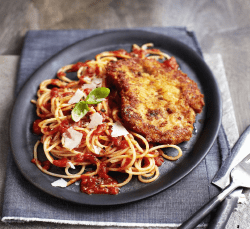 Schnitzel mit Spaghetti Napoli Schnitzel mit Spaghetti Napoli