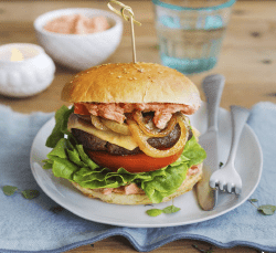 Burger mit selbstgebackenen Brötchen