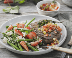 Rindersteak mit Erdbeersalsa und Bohnen-Salat