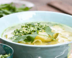 Grüne Gemüsesuppe mit Petersilienpesto