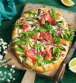 Pizza mit Rucola und Schinken