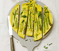 Spargelfrittata mit Kräuter-Mascarpone