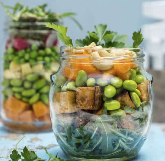 Meal Prep-Salat mit Tofu, Bohnen, Kürbis und Cashews